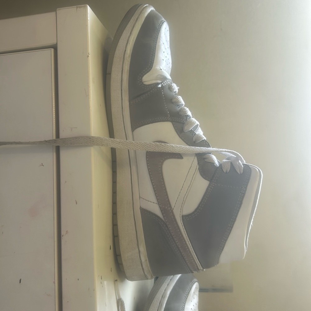 Jordan 1 mid “wolf grey aluminum” size 9.5 mens